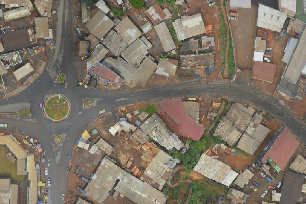 Acquisition héliportée et terrestre d'un axe routier au Cameroun